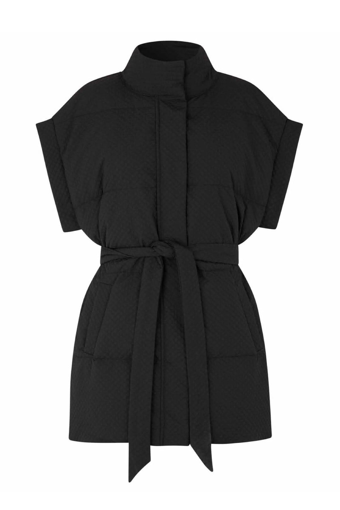 Gilet matelassé noir Tahani avec ceinture, poches latérales, coupe droite et col montant.