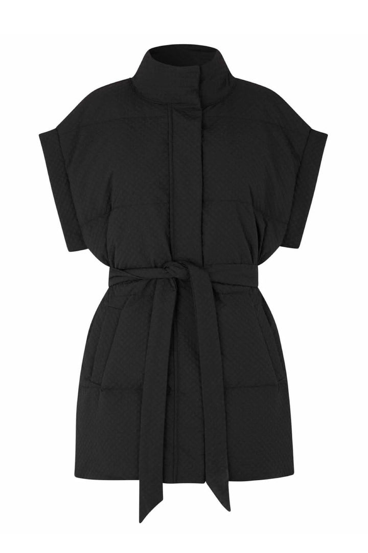 Gilet matelassé noir Tahani avec ceinture, poches latérales, coupe droite et col montant.