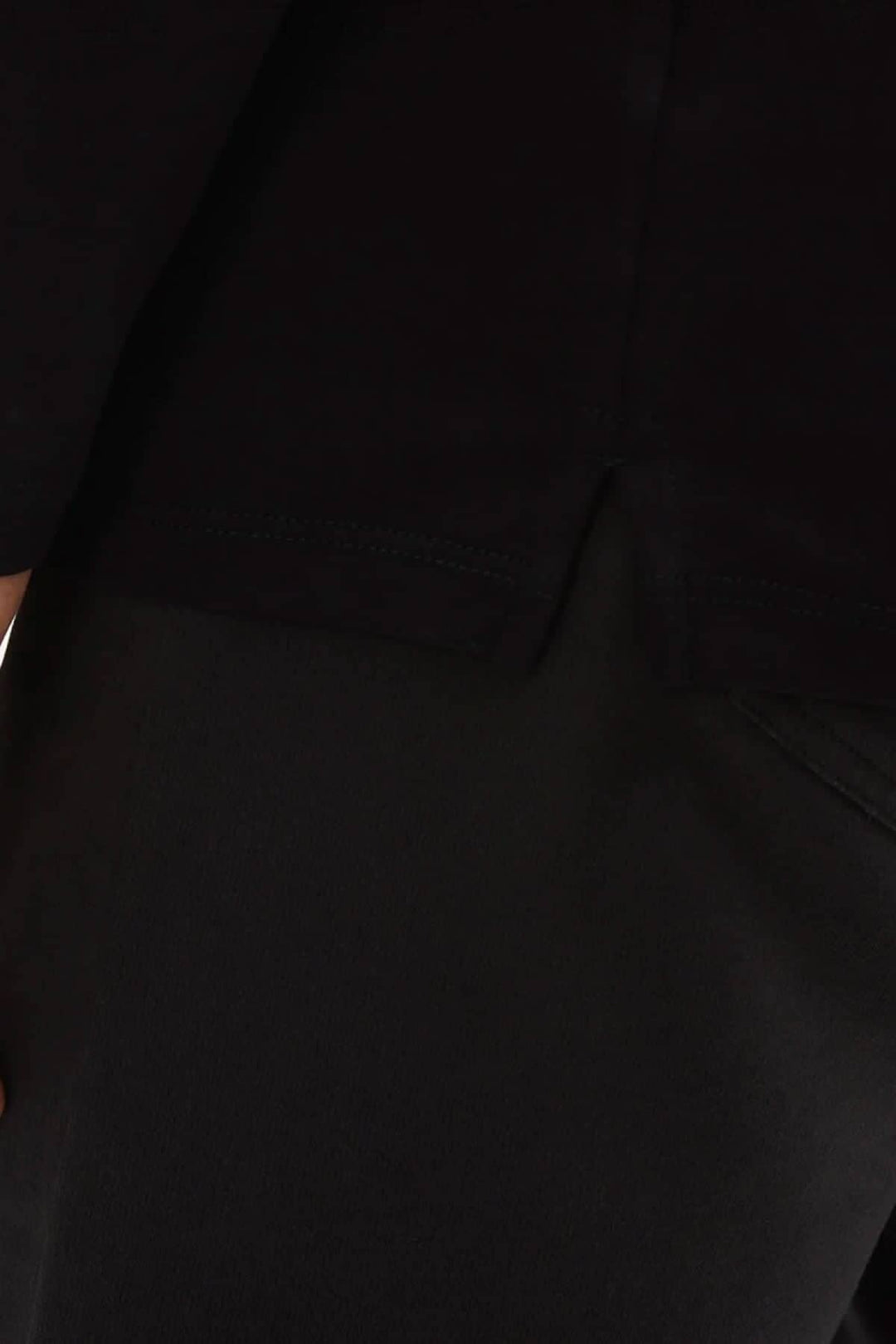 Détail du col roulé de coton Georgia, mettant en valeur la texture douce et la coupe élégante.