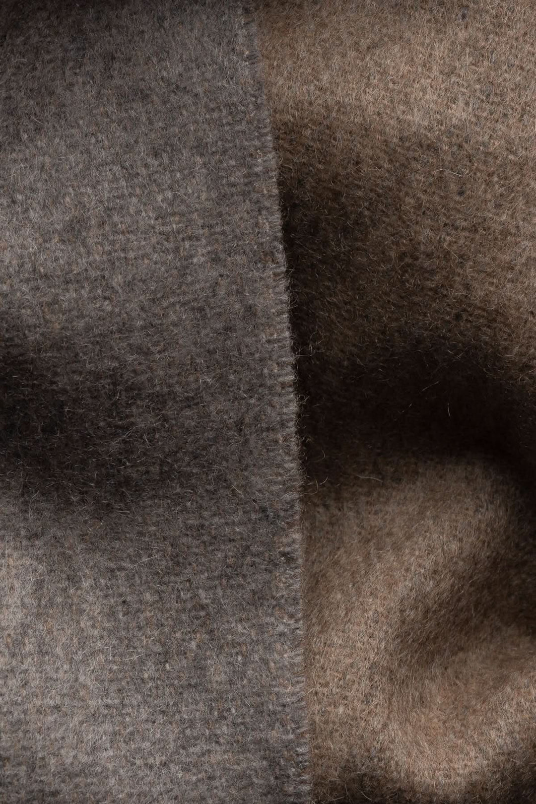 Texturé de deux tons de cachemire doux, parfait pour une écharpe élégante et chaleureuse.