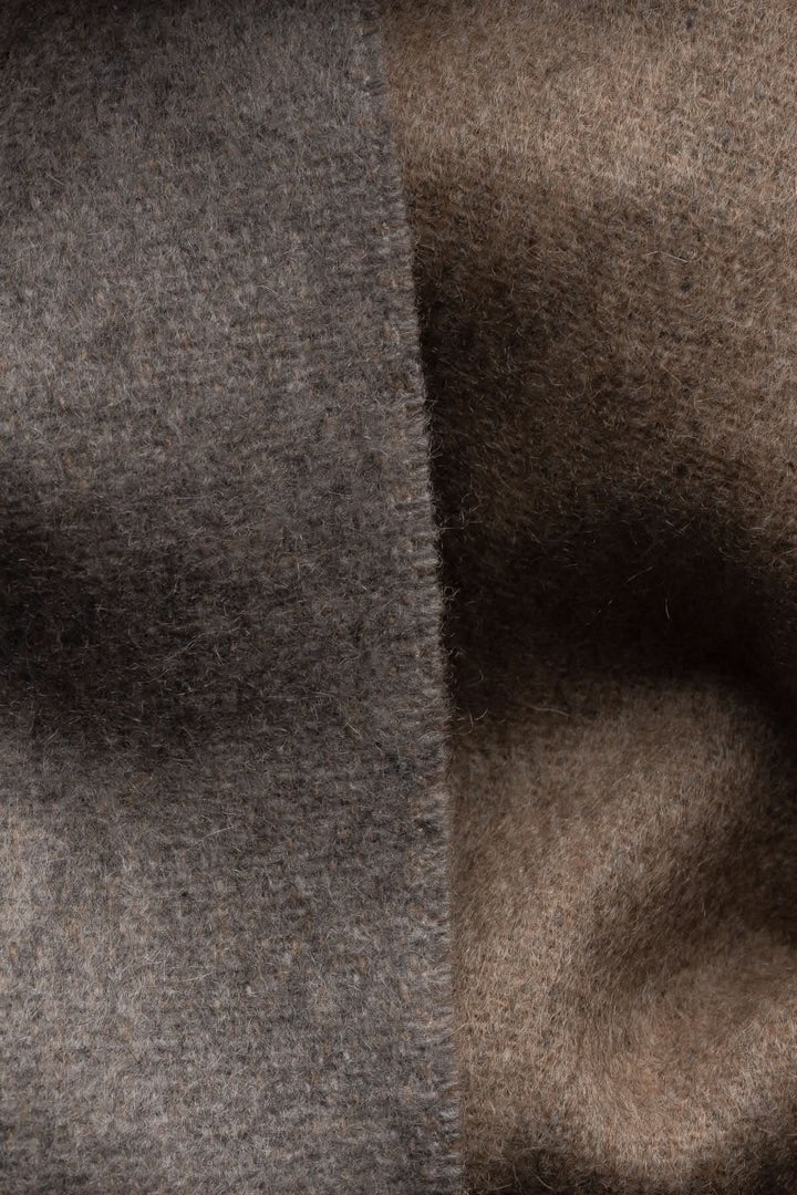Texturé de deux tons de cachemire doux, parfait pour une écharpe élégante et chaleureuse.