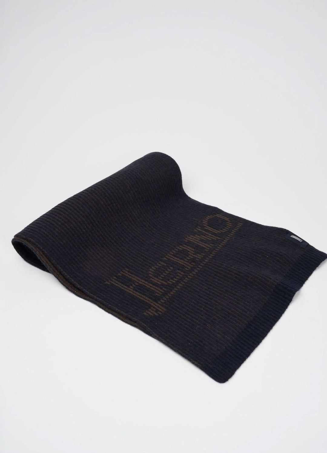 Foulard de laine Herno, écharpe en maille côtelée noire de 100% laine, idéal pour rester au chaud.