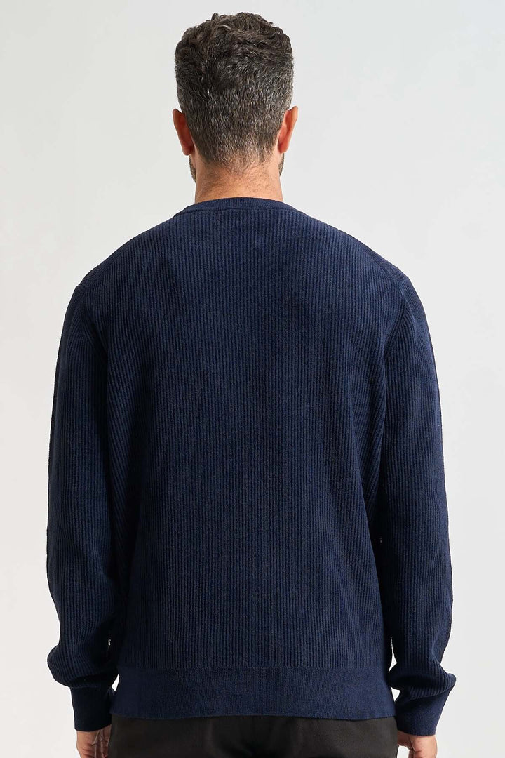 Vue arrière d'un homme portant le Chandail à col rond côtelé effet velours P-Horso BOSS, coupe régulière, texture velours côtelé.