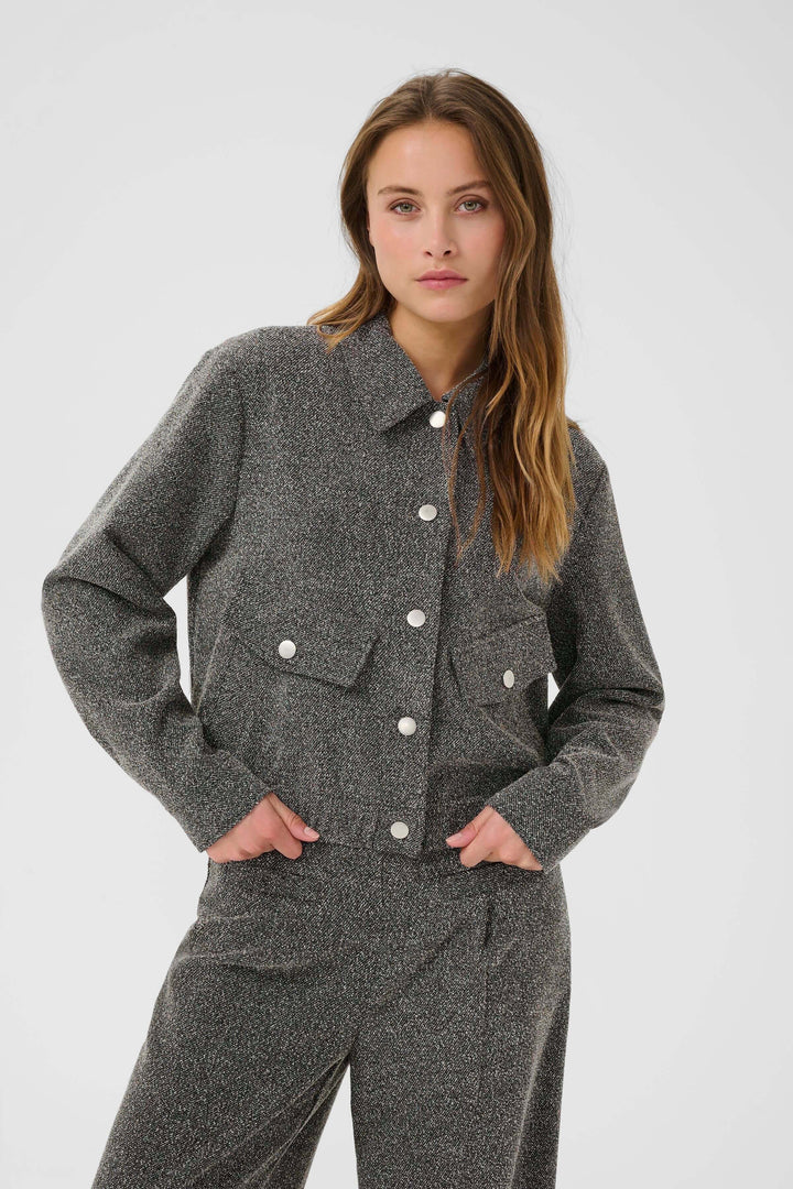 Manteau Alba court à poches à rabat et boutons contrastants, veste chic au style moderne avec boutons sur le devant, poches à rabat.