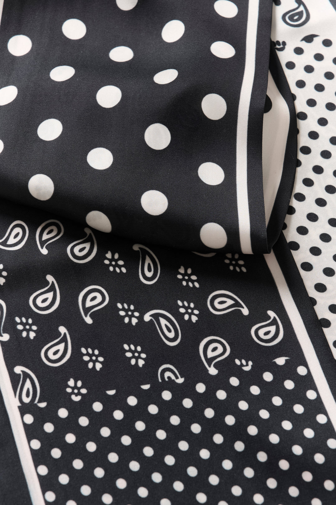 Foulards étroits à motifs variés