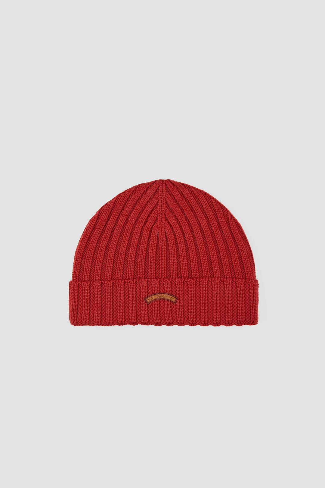 Tuque en maille côtelée rouge avec revers doublé pour un look urbain décontracté et confortable.