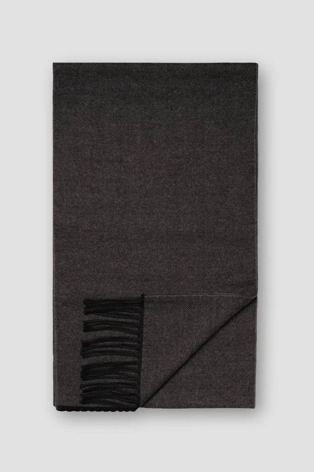 Foulard de laine à chevrons ton sur ton avec franges, ajoutant style et confort dans des couleurs neutres.