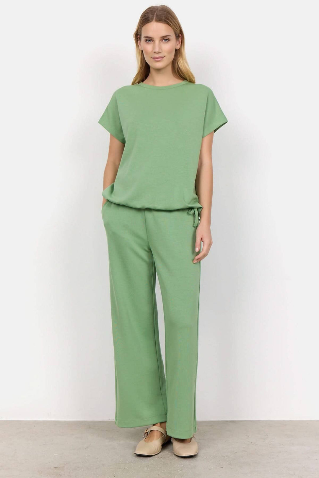 Pantalon jogging confortable en vert avec haut assorti, idéal pour un look homewear élégant et décontracté.