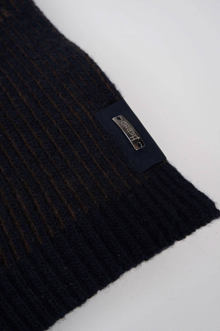 Foulard en laine Herno, maille côtelée, étiquette de marque visible, couleur foncée, pour un style élégant et chaud.