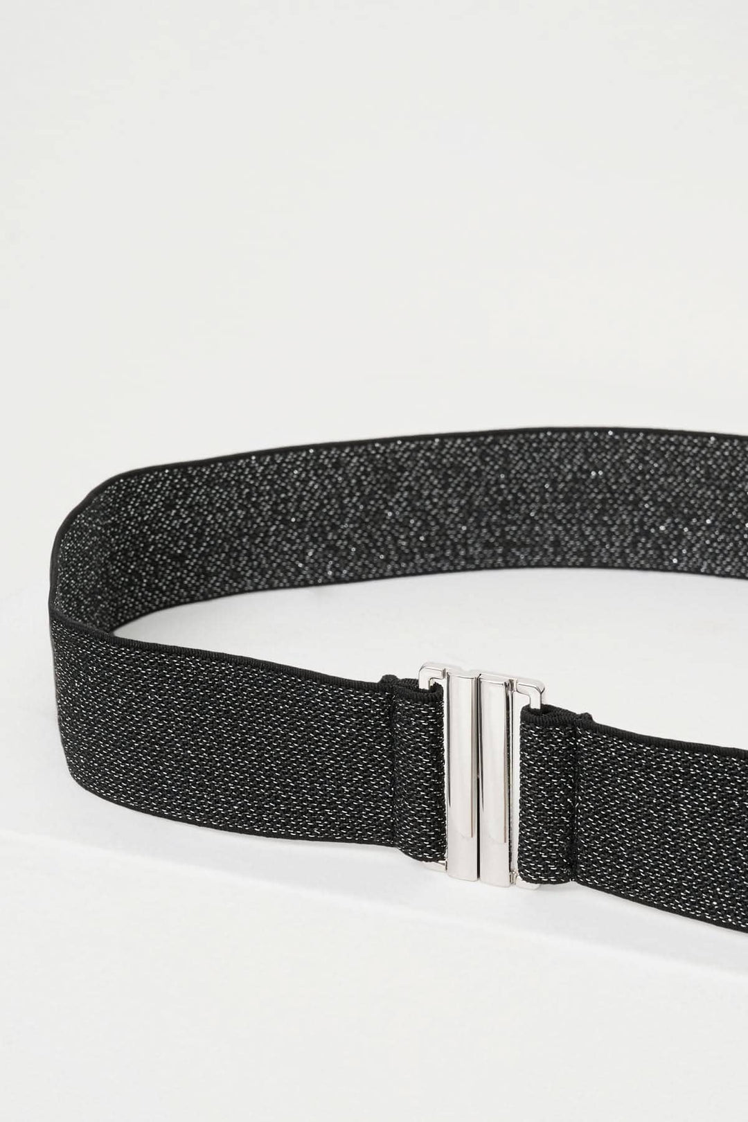 Ceinture élastique Dunia en noir, cintrée et extensible, idéale pour tuniques ou robes surdimensionnées.