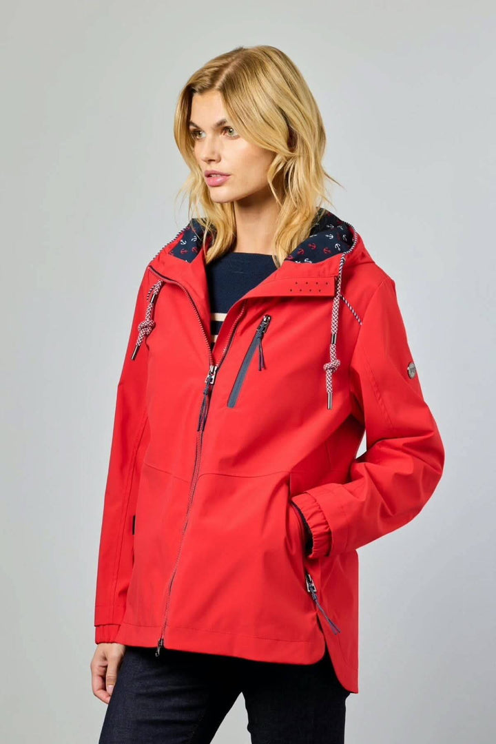 2290-88, veste rouge avec capuche, décris moi le produit en français, femme portant une veste imperméable élégante.
