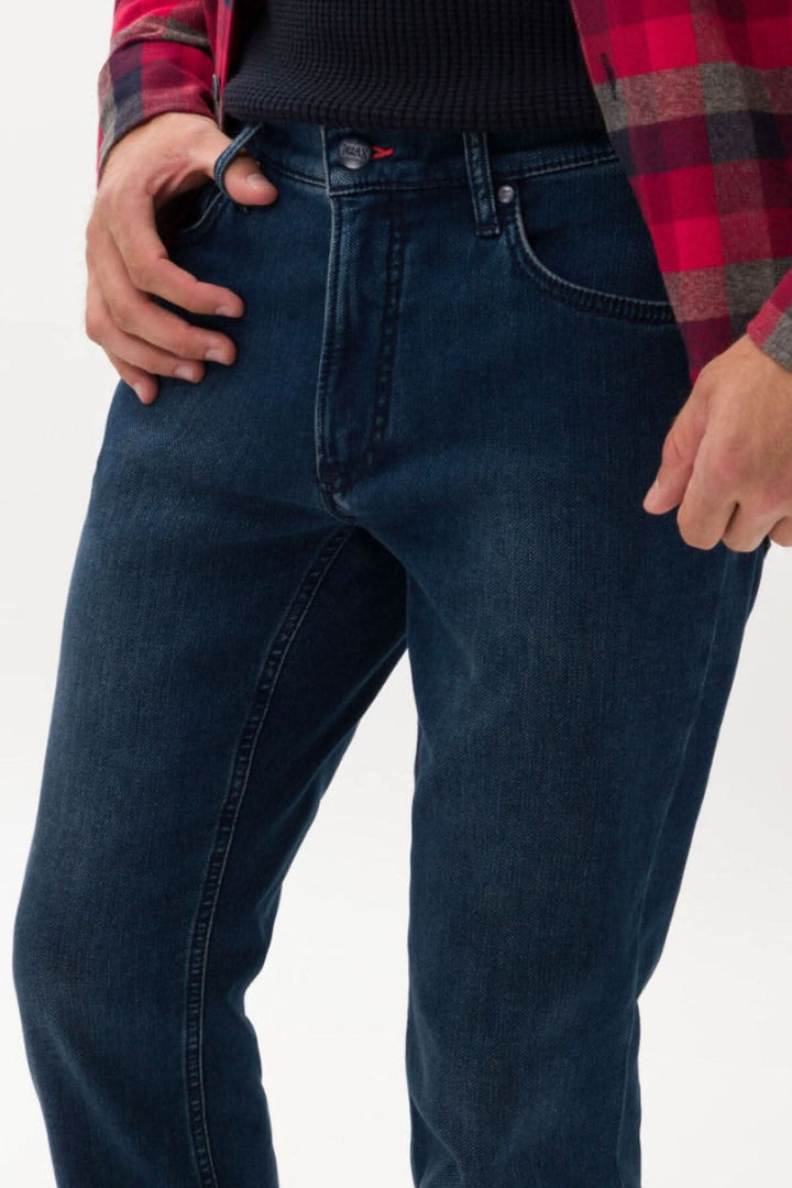 Jean Chuck pour homme, coupe moderne, cinq poches, style décontracté avec chemise à carreaux.