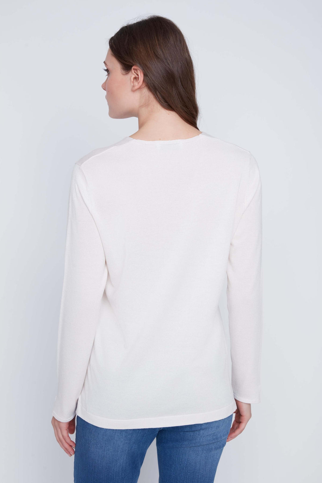 Chandail col V à manches longues, coupe fluide, vue arrière, couleur blanche, porté avec jeans.