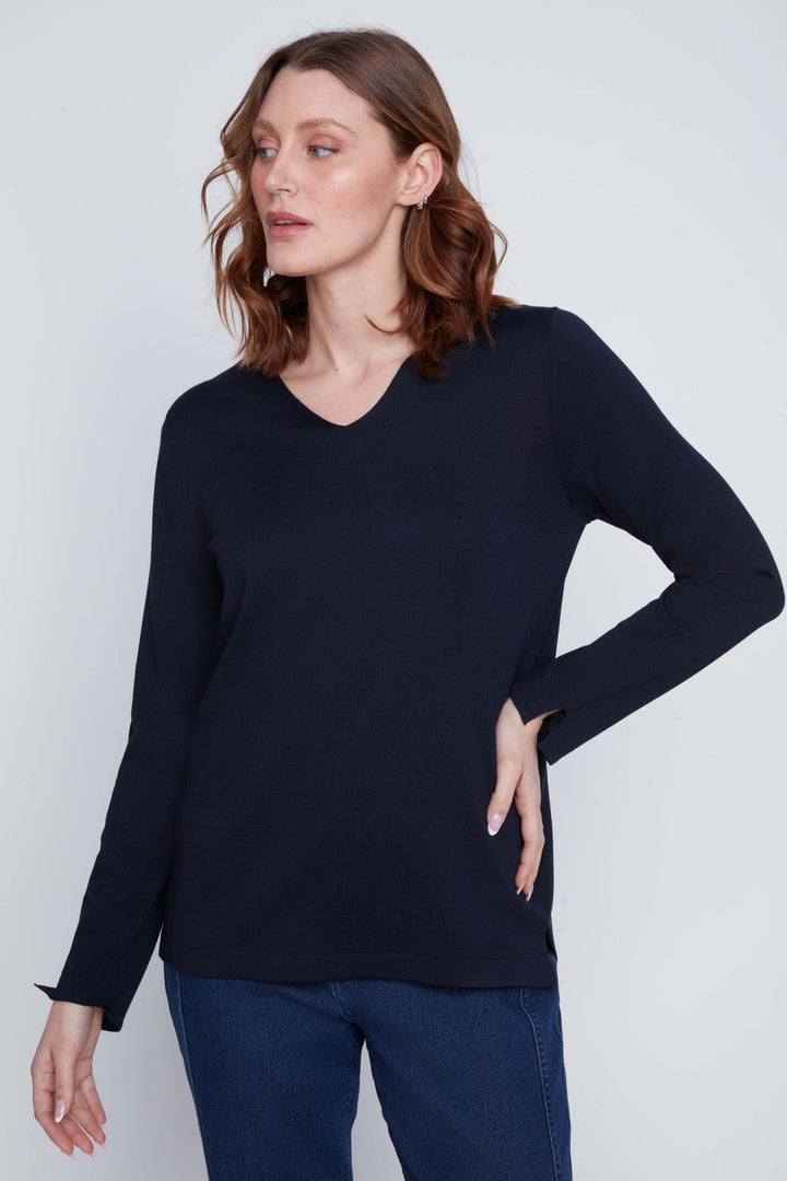 Chandail col V à manches longues, coupe fluide, en maille douce et légère, coloris marine.