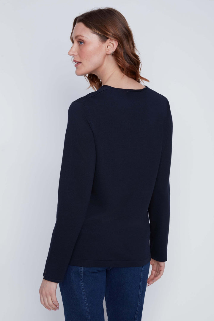 Chandail col V à manches longues, coupe fluide, porté avec un dos sobre, couleur marine, idéal pour un look élégant.