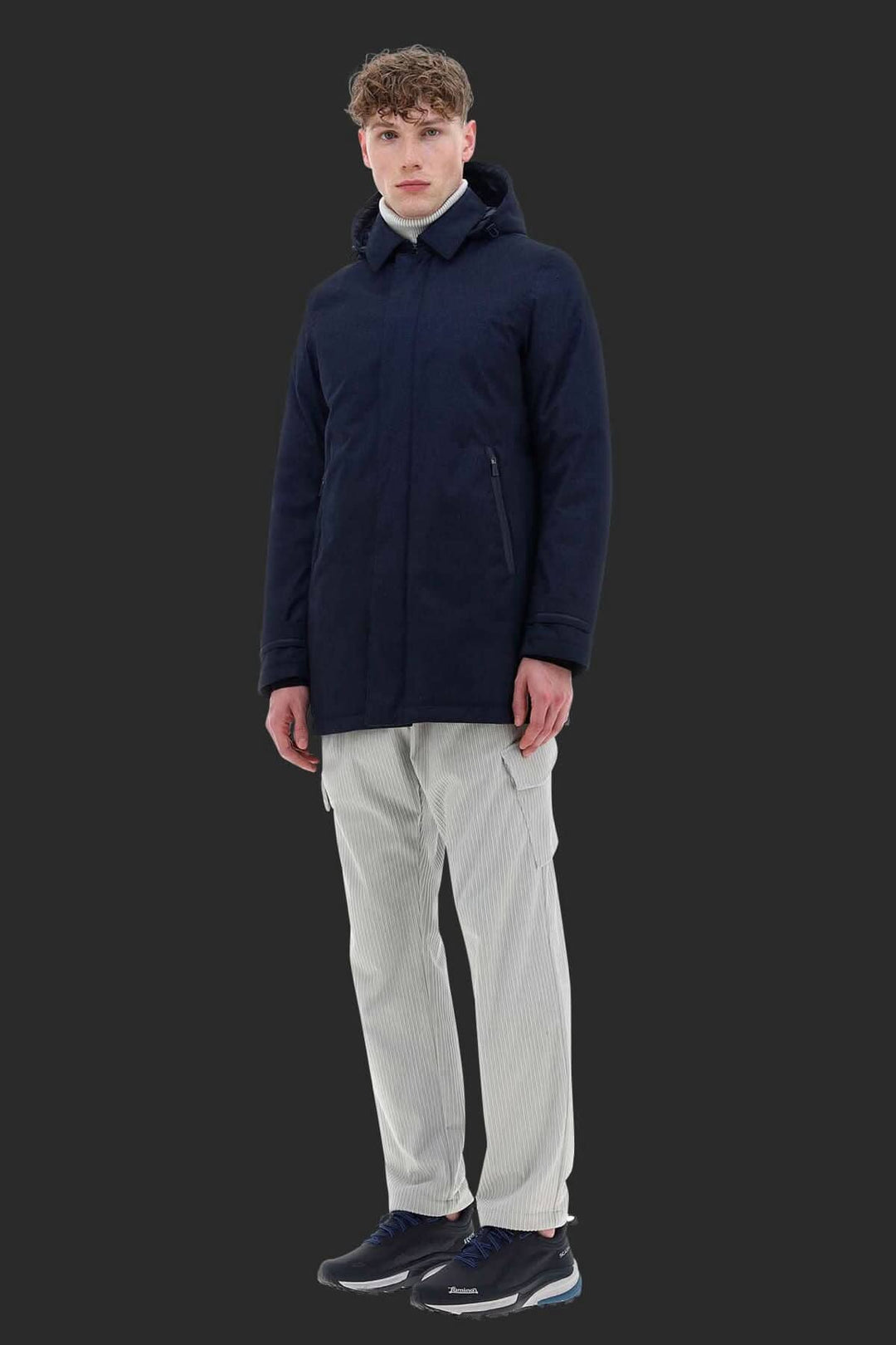 Manteau carcoat en polyester bleu marine, associé à un pantalon clair, parfait pour les occasions décontractées.