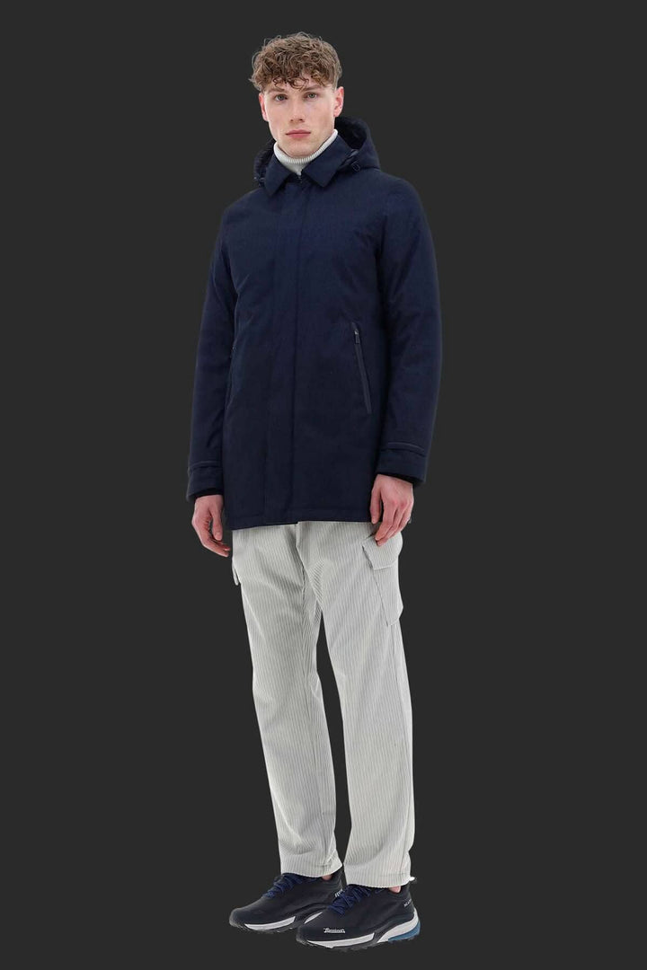 Manteau carcoat en polyester bleu marine, associé à un pantalon clair, parfait pour les occasions décontractées.