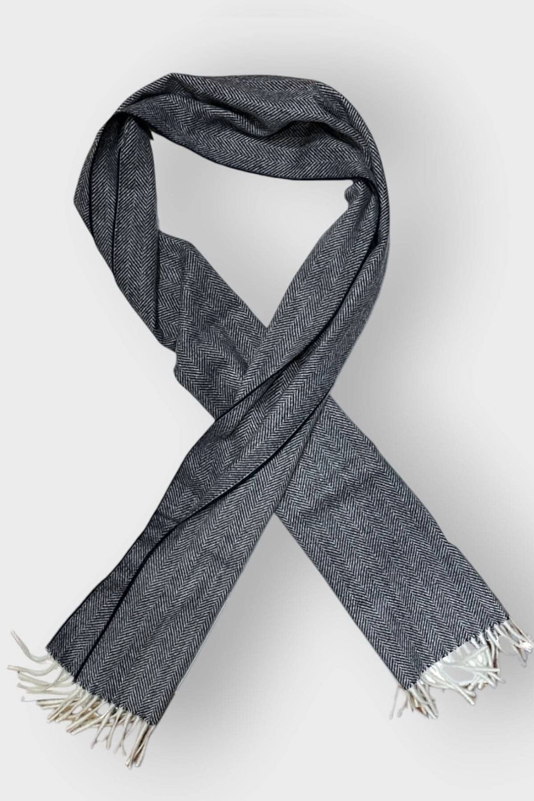 Foulard en cachemire à chevrons gris, élégant et sophistiqué, avec franges, parfait pour une touche raffinée.