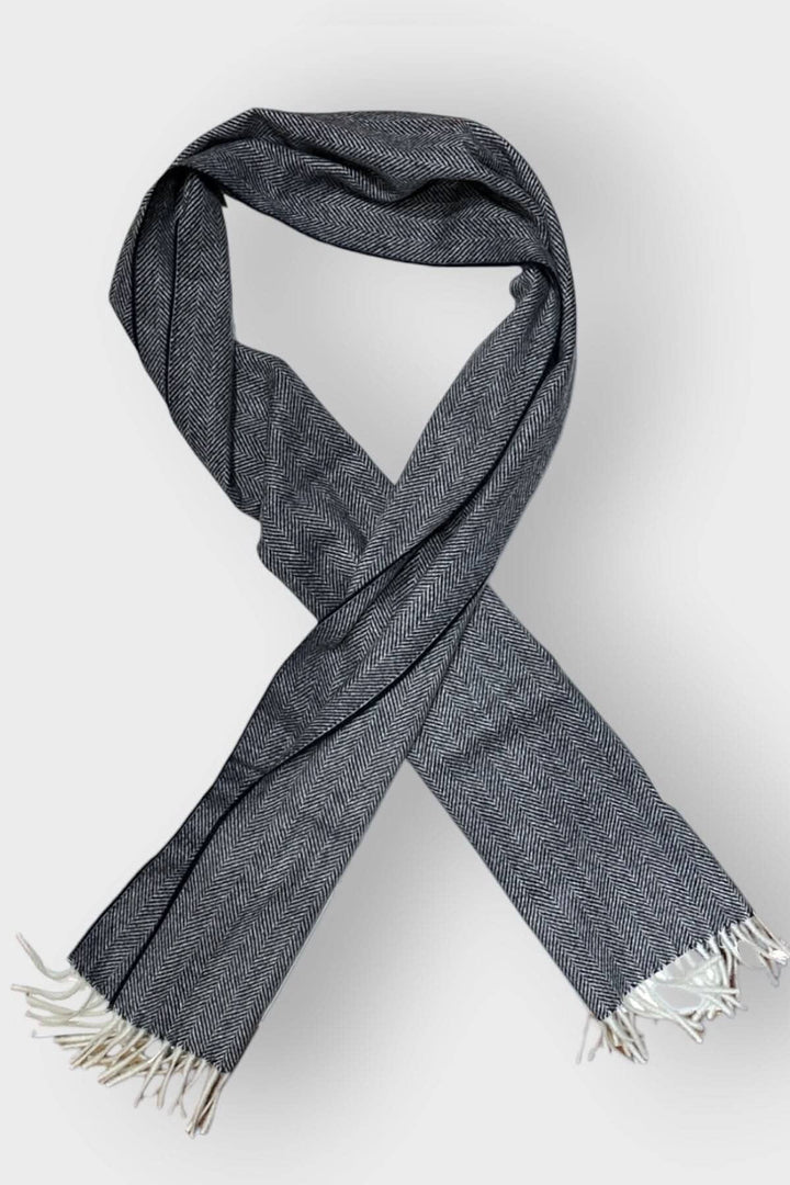 Foulard en cachemire à chevrons gris, élégant et sophistiqué, avec franges, parfait pour une touche raffinée.