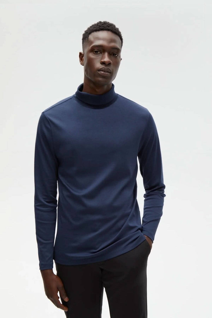 Col roulé de coton Georgia pour homme, luxe et confort, couleur bleu marine, manches longues.