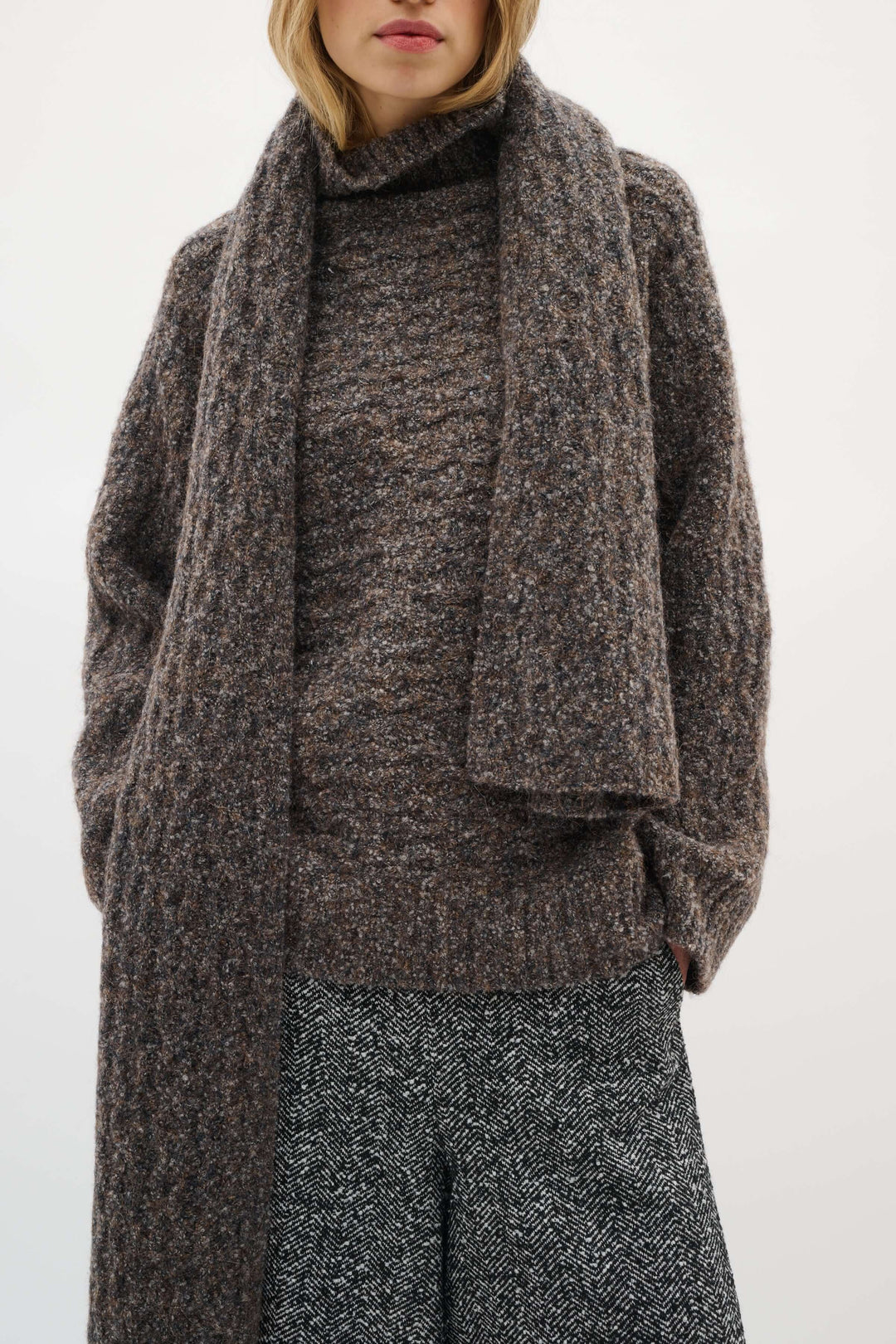 Foulard Graia en maille texturée porté avec élégance pour une allure moderne et chaleureuse, parfait pour la saison froide.