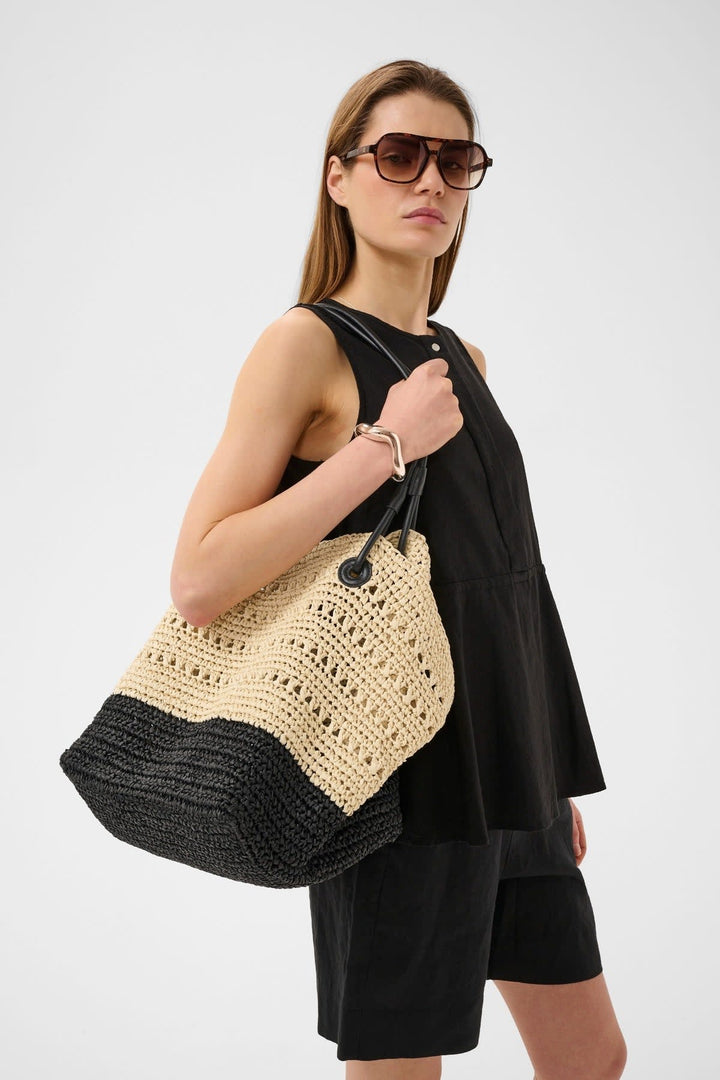 Vue de face sac à mains Inwear paille beige fermeture boucle - Valérie Simon