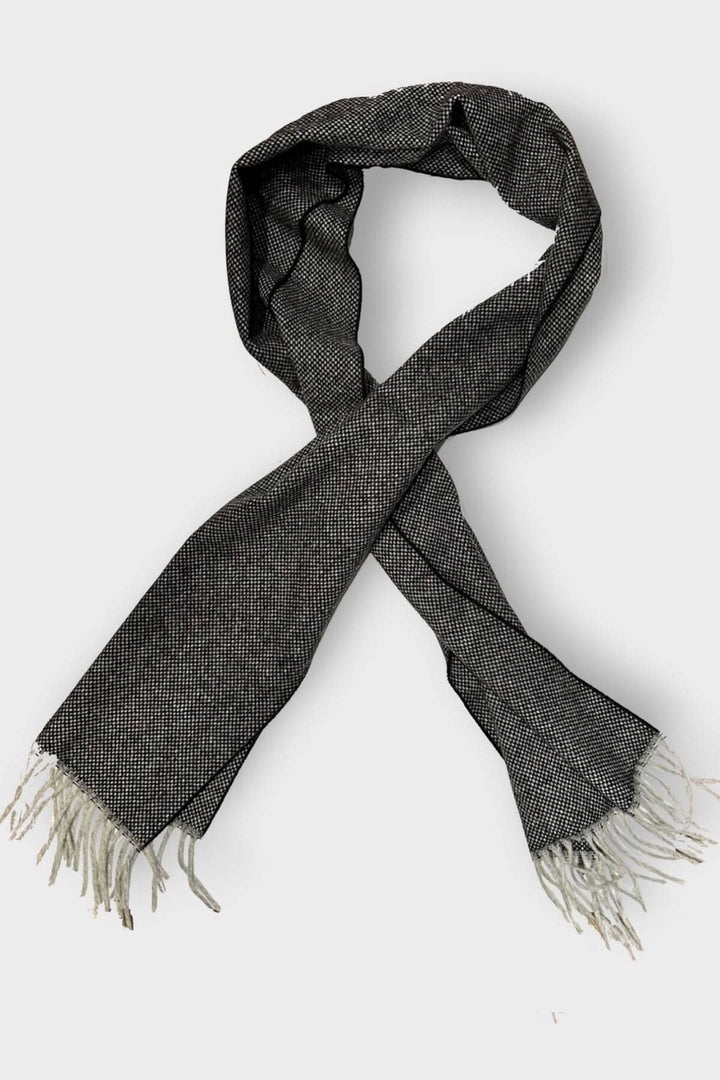 Foulard texturé en laine vierge, noir et gris, avec franges, 180CM X 30CM pour élégance et confort.