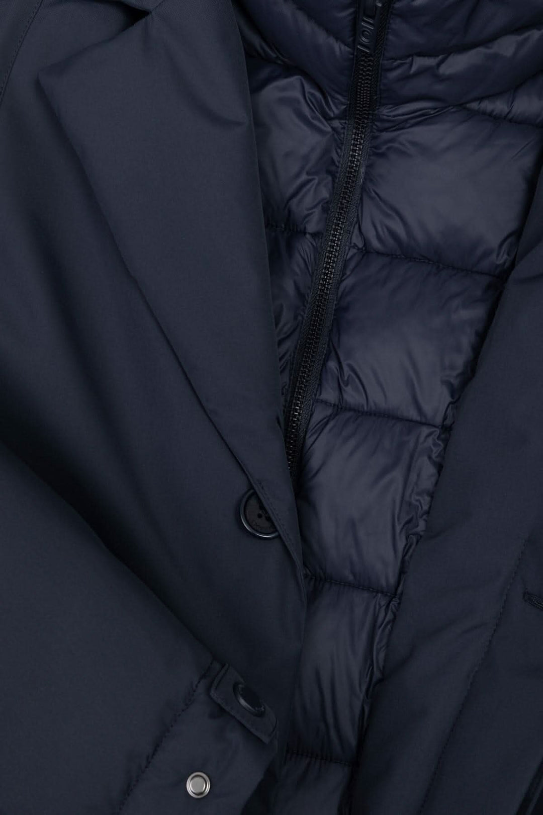 Manteau long recyclé pour homme, texture extérieure lisse et intérieur matelassé bleu marine.