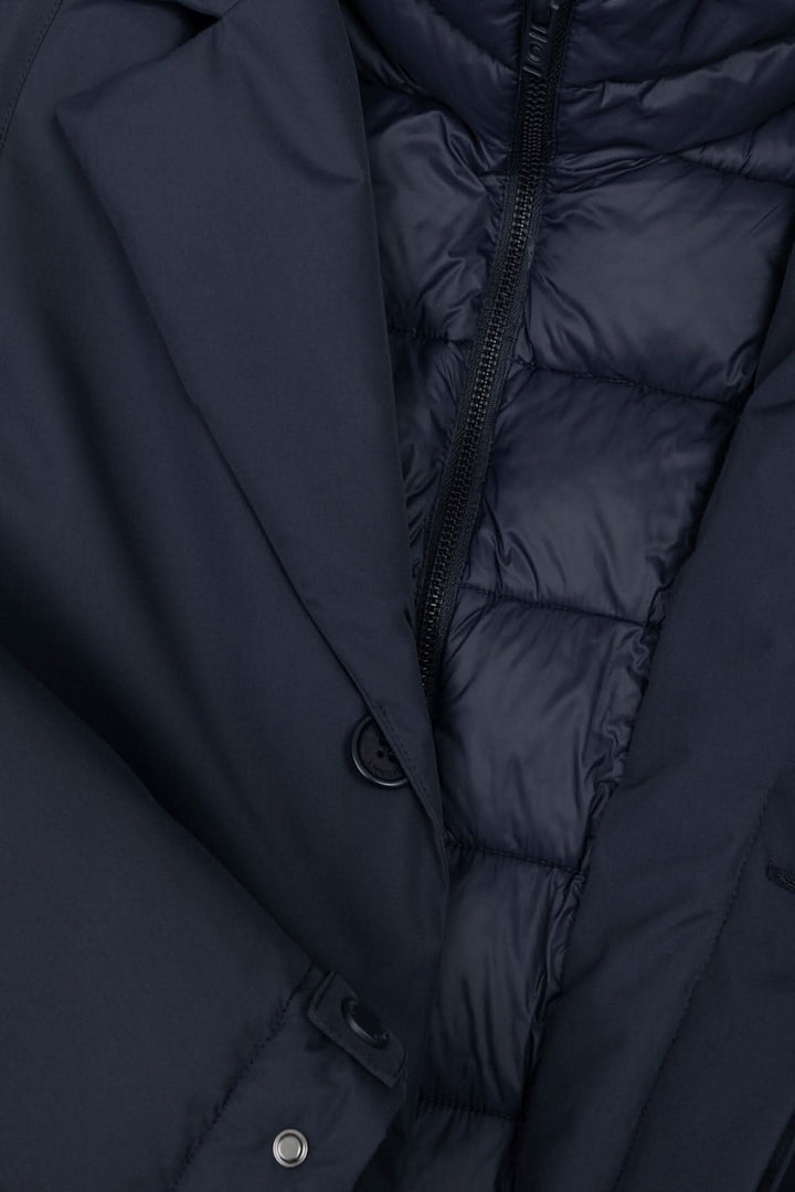 Manteau long recyclé pour homme, texture extérieure lisse et intérieur matelassé bleu marine.