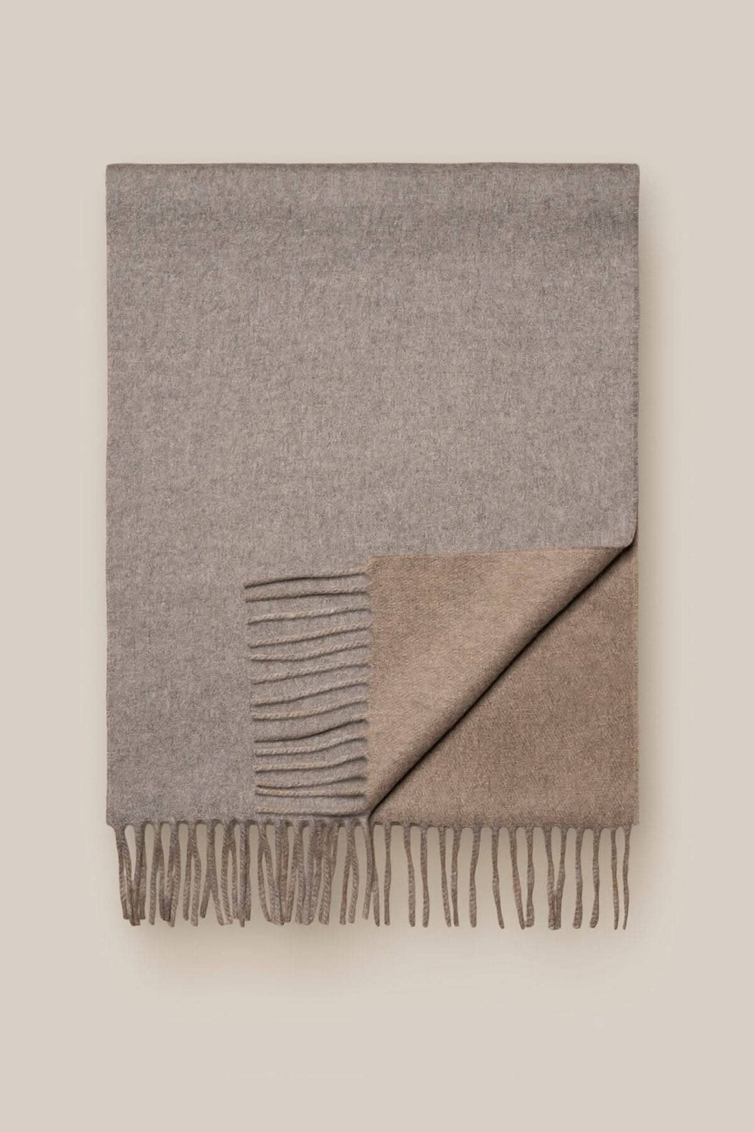 Foulard de cachemire ultra-doux en teintes gris et taupe avec franges, parfait pour toutes les tenues.