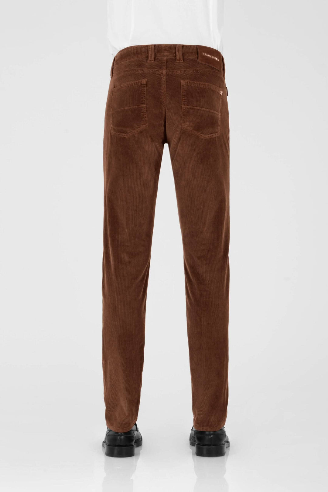 Pantalon en corduroy marron vue arrière, coupe ajustée et élégant, idéal pour l'hiver.