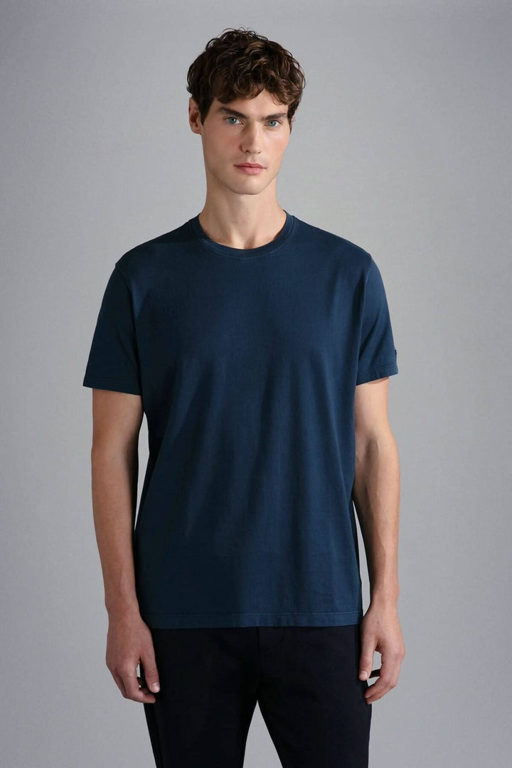 Homme portant un t-shirt en coton brossé bleu marine, idéal pour un look décontracté et quotidien.