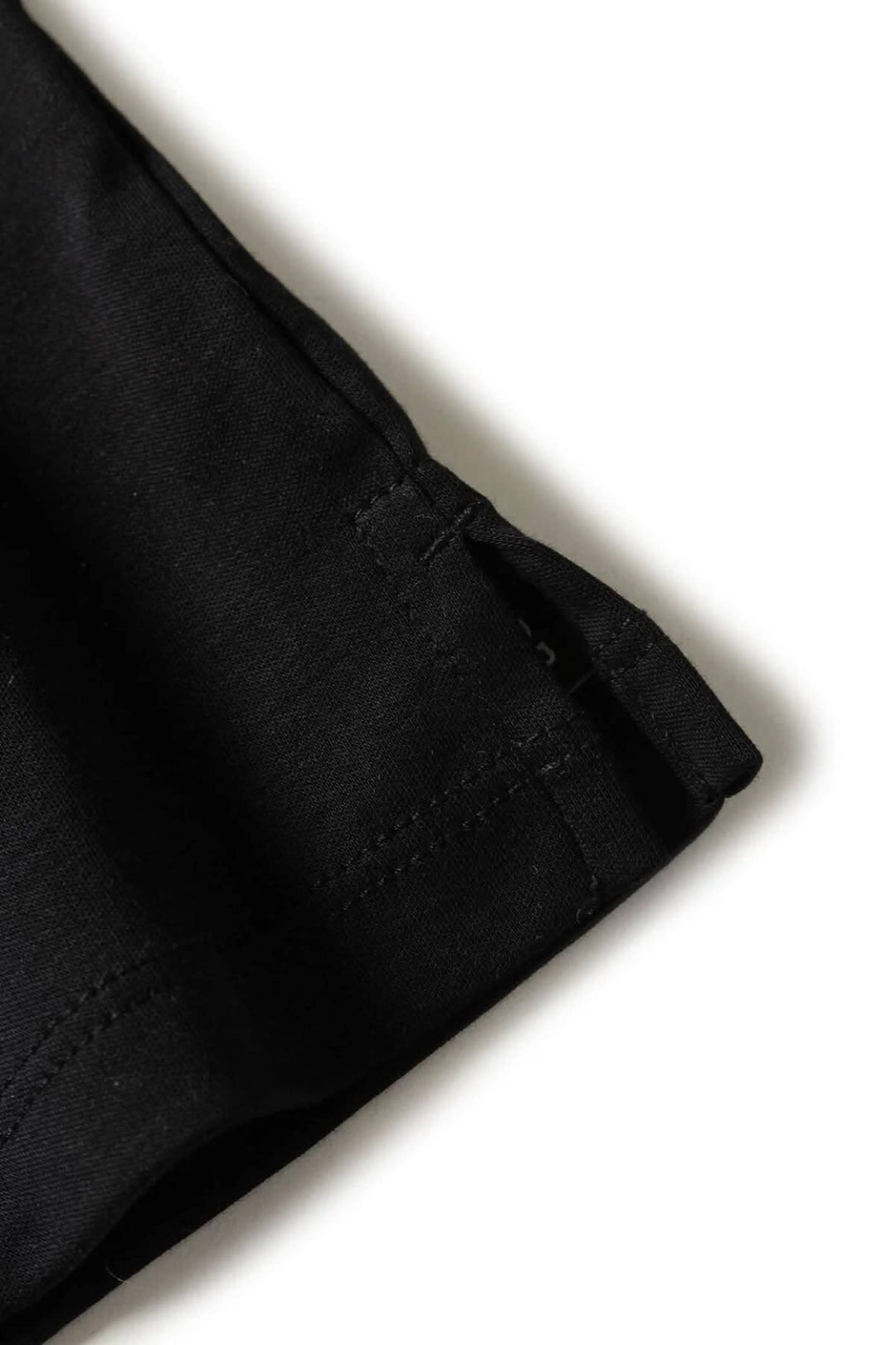 Détail du col roulé de coton Georgia, montrant la couture et la texture douce du tissu noir.