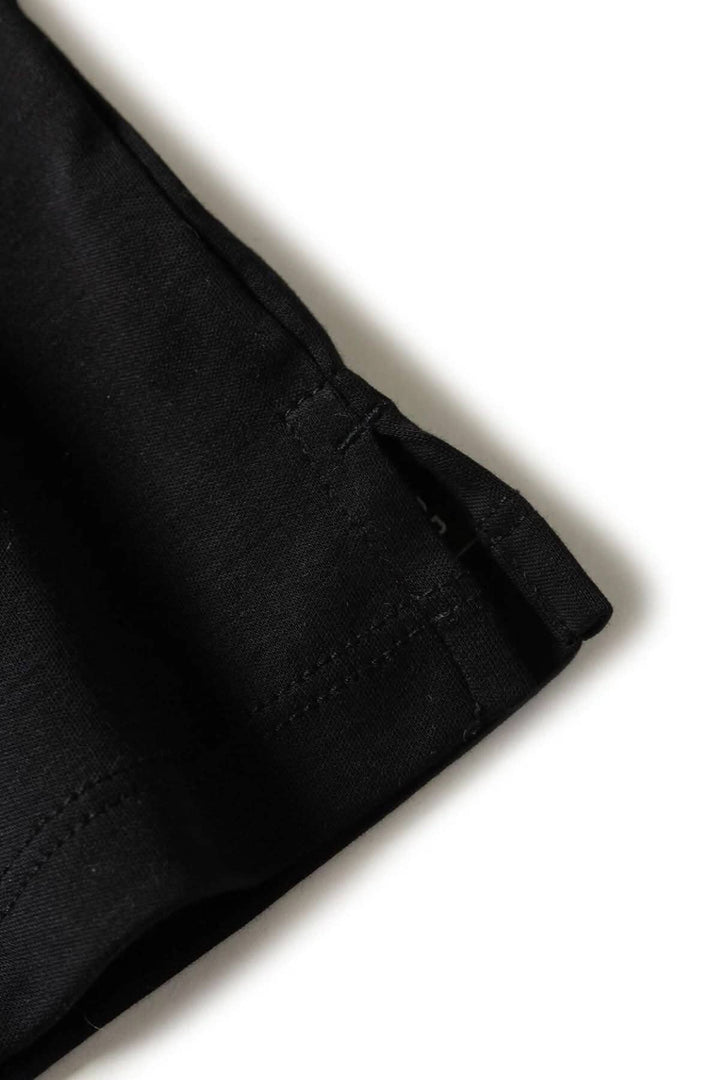 Détail du col roulé de coton Georgia, montrant la couture et la texture douce du tissu noir.