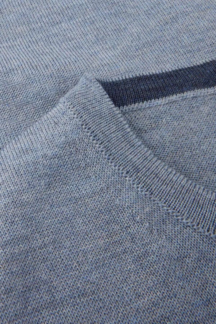 Chandail col rond en laine mérinos avec coudes contrastants, détails de maille fine et col côtelé en gros plan.