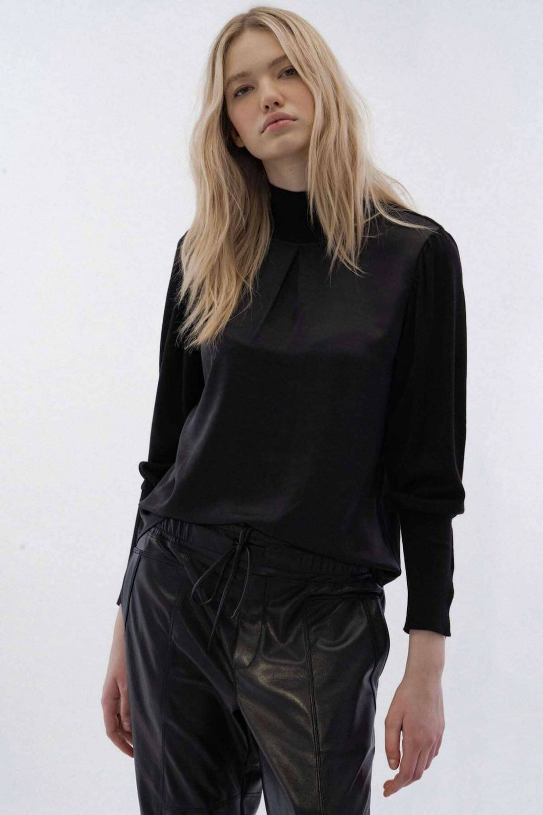 Chandail Aron noir avec col montant et manches longues, parfait pour une soirée ou le bureau.