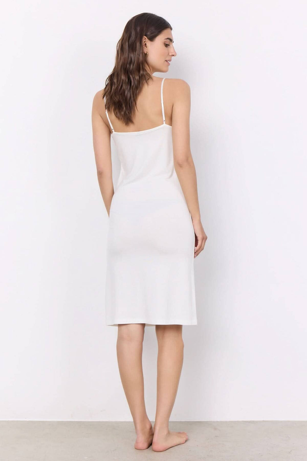 Robe basique blanche avec dentelle au décolleté, vue arrière, style féminin et confortable.