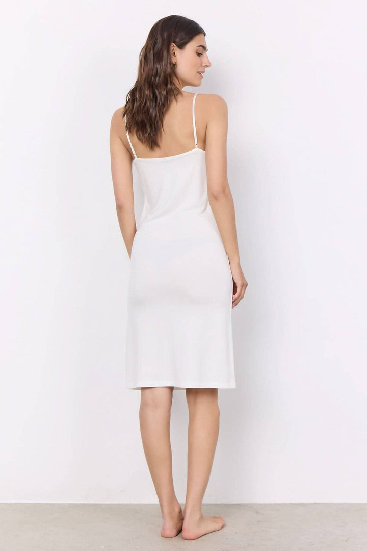 Robe basique blanche avec dentelle au décolleté, vue arrière, style féminin et confortable.