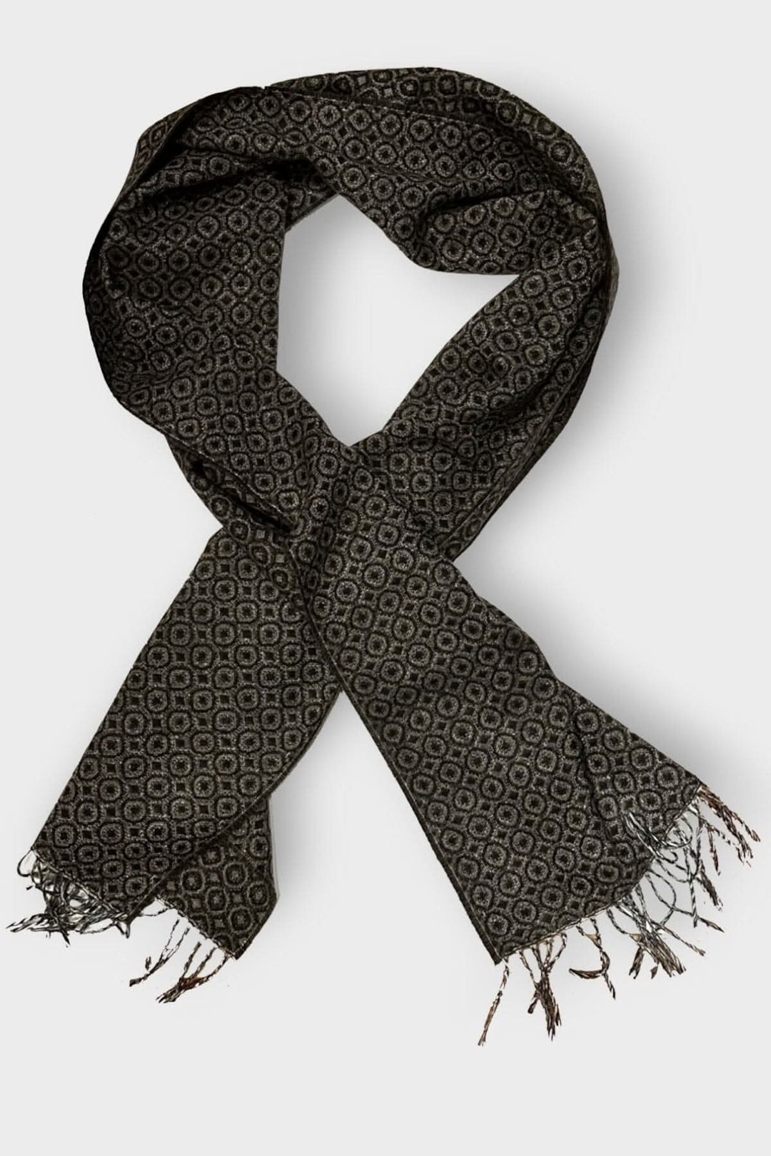 Foulard en laine noir avec motifs circulaires et franges, 100% laine, élégant et confortable.