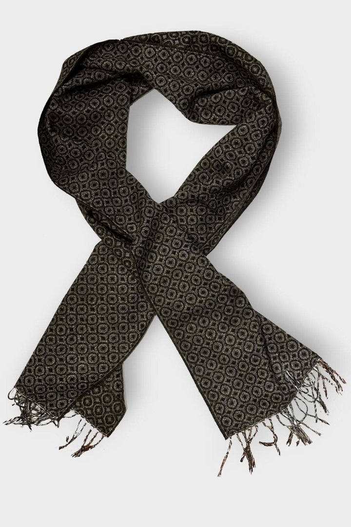 Foulard en laine noir avec motifs circulaires et franges, 100% laine, élégant et confortable.
