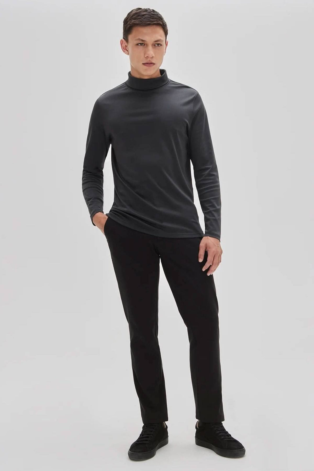 Homme portant un col roulé de coton Georgia à manches longues, avec un look moderne et élégant.