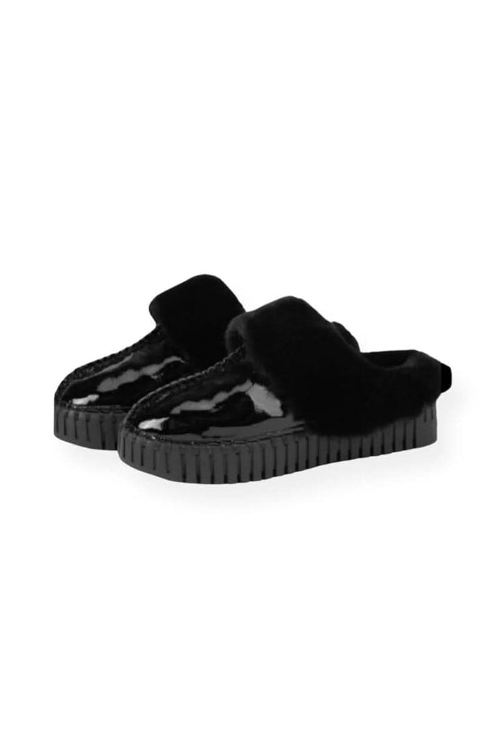 Pantoufle noire en microfibre avec doublure en fausse fourrure et semelle en caoutchouc, légère et confortable.