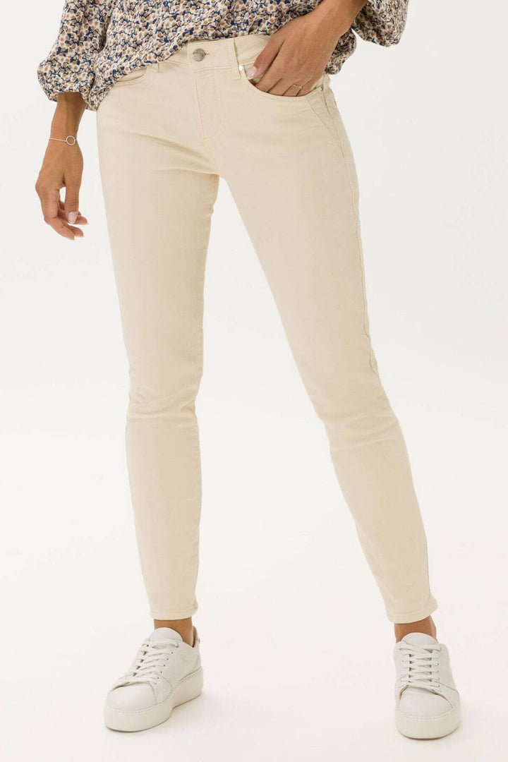 Pantalon ANA pour femmes, skinny beige, slim fit, style élégant, parfait avec un jean skinny.