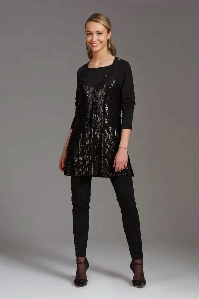 Tunique Bilitis en noir, chandail à manches longues et camisole à paillettes, style chic avec pantalon ajusté.