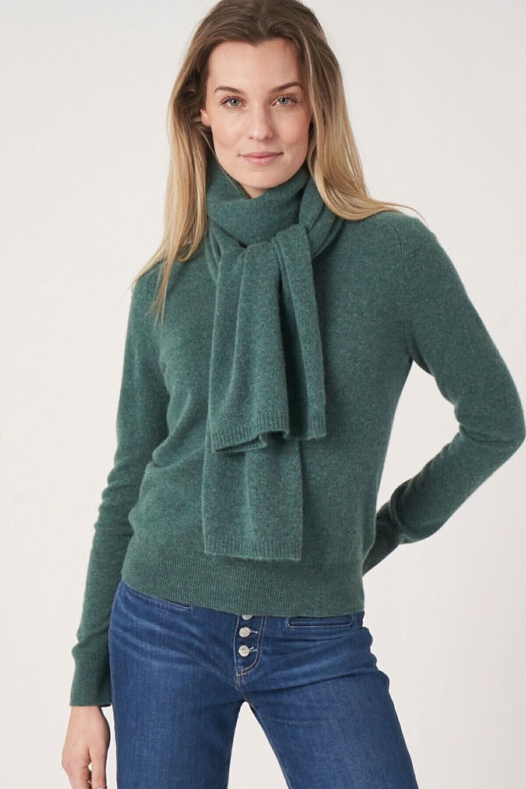 Foulard droit en cachemire porté par une femme, stylé, doux et confortable. Idéal pour un look chic et chaleureux.