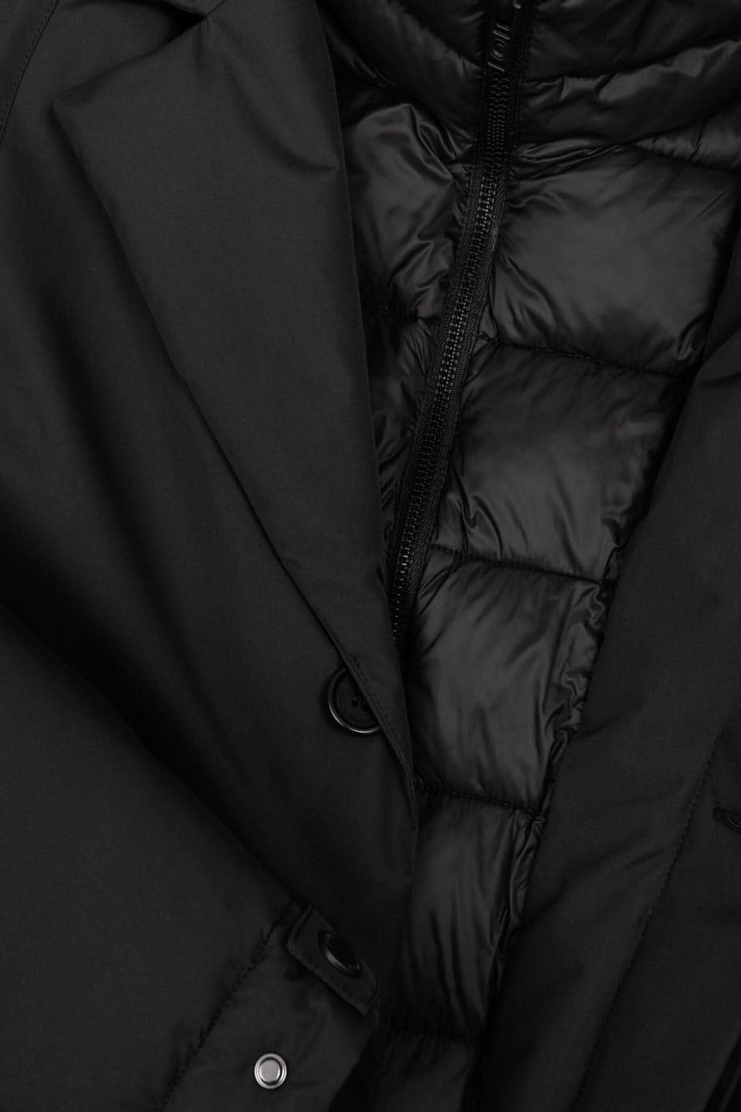 Manteau long pour homme en tissu recyclé, intérieur matelassé, fermeture zippée et boutons.