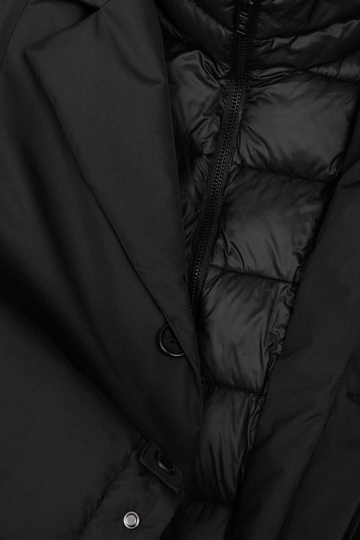 Manteau long pour homme en tissu recyclé, intérieur matelassé, fermeture zippée et boutons.