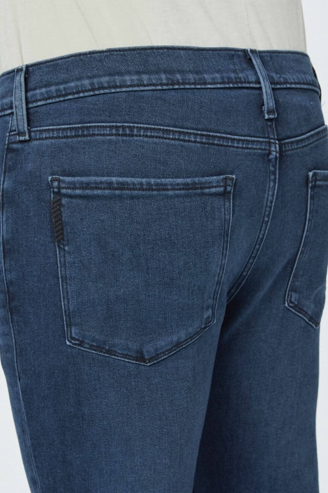 Détails des jeans bleu foncé Damon, coupe slim, avec poches arrière, en denim vintage confortable.