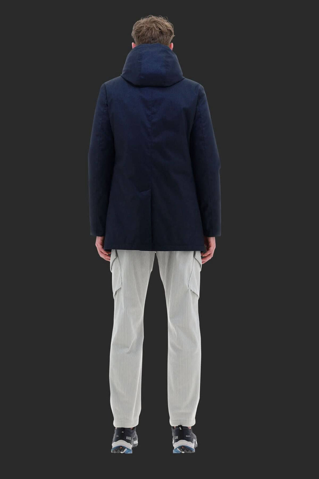 Manteau carcoat en polyester, vue arrière, avec capuche, alliage de style et fonctionnalité, parfait pour toutes occasions.