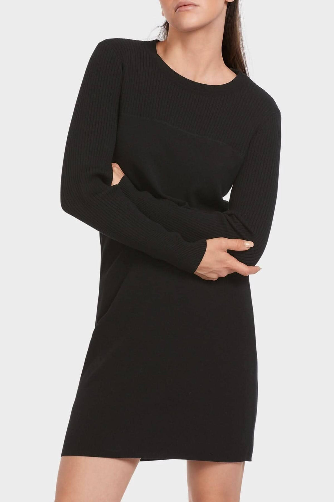 Robe sportive "Rethink Together" en noir avec manches côtelées et encolure ronde, coupe ajustée.